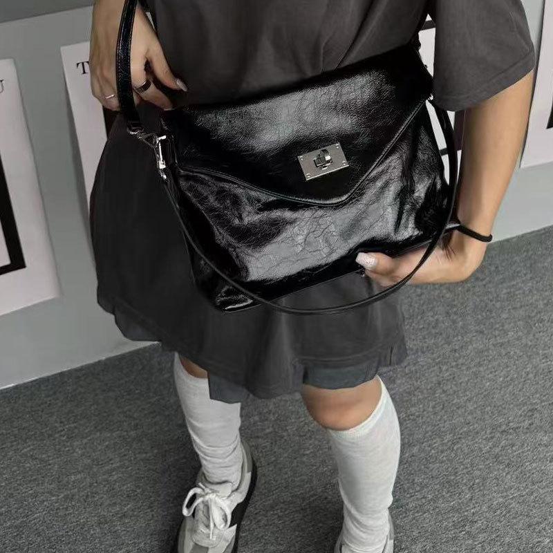 

Сумка-конверт Oil Wax Versatile 2025 Новая женская сумка Мягкая кожаная женская сумка Нишевая сумка Модный тренд Одно плечо Сумка через плечо 28x21x11cm чёрный