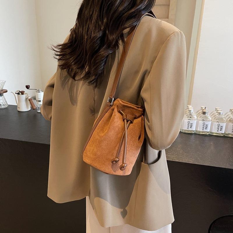 Retro casual bucket bag women's new autumn fashion simple shoulder bag niche design messenger bag