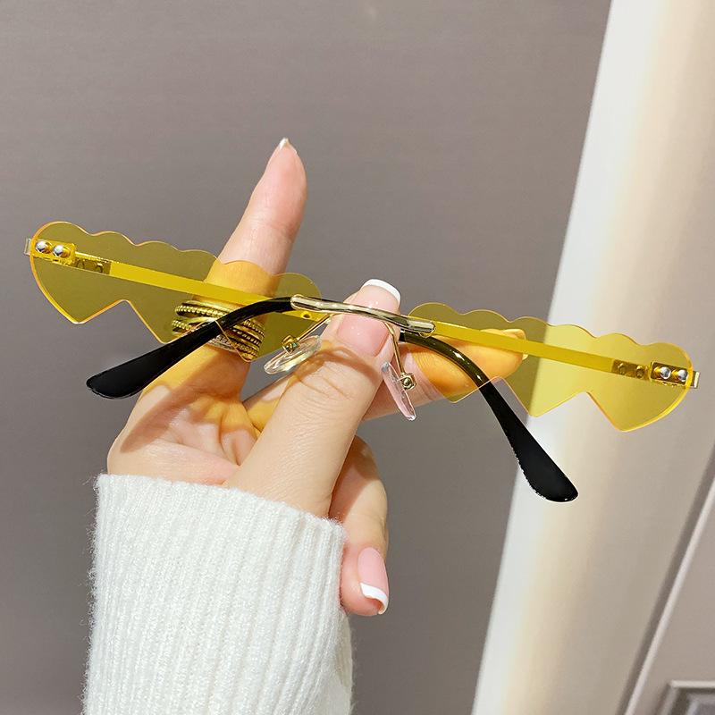 Shaped Women Heart Sunglasses In Various Colors Suitable For Photography Travel
