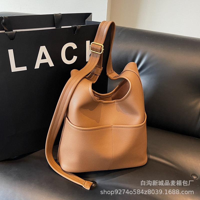 

Autumn and winter large-capacity bag women s 2025 new fashion versatile shoulder bucket bag feeling commuter underarm tote bag коричневый