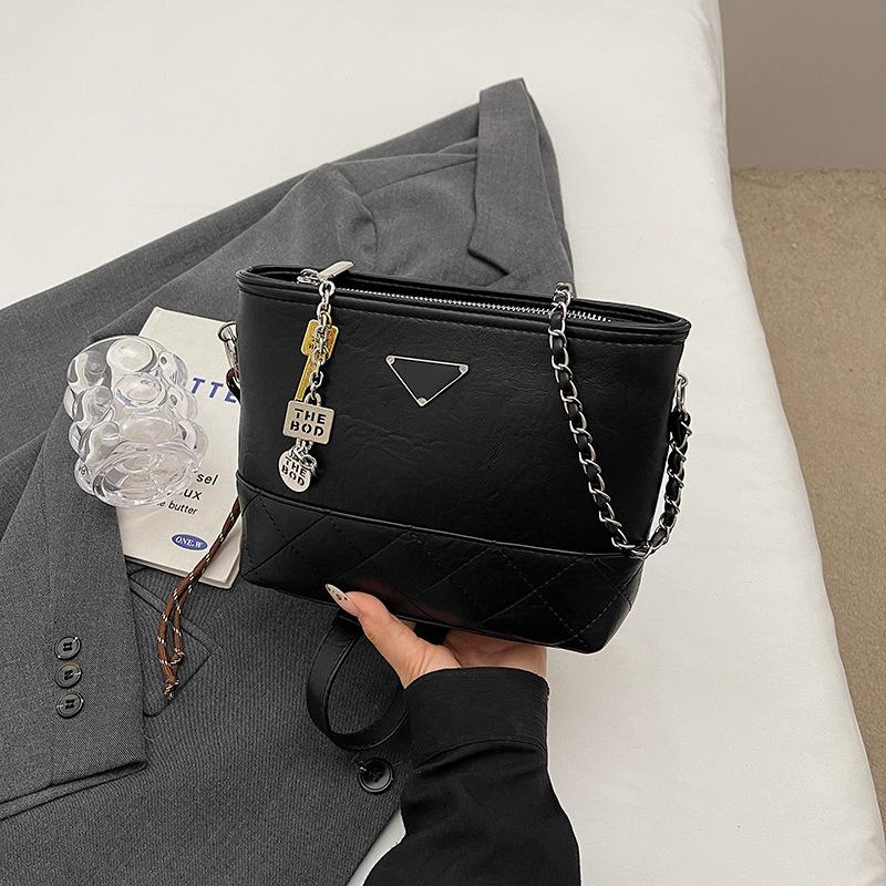 

Зарубежный заказ модная маленькая сумка женская 2024 осень и зима новая универсальная сумка-ведро высококачественная текстура пригородная сумка-мессенджер с цепочкой чёрный