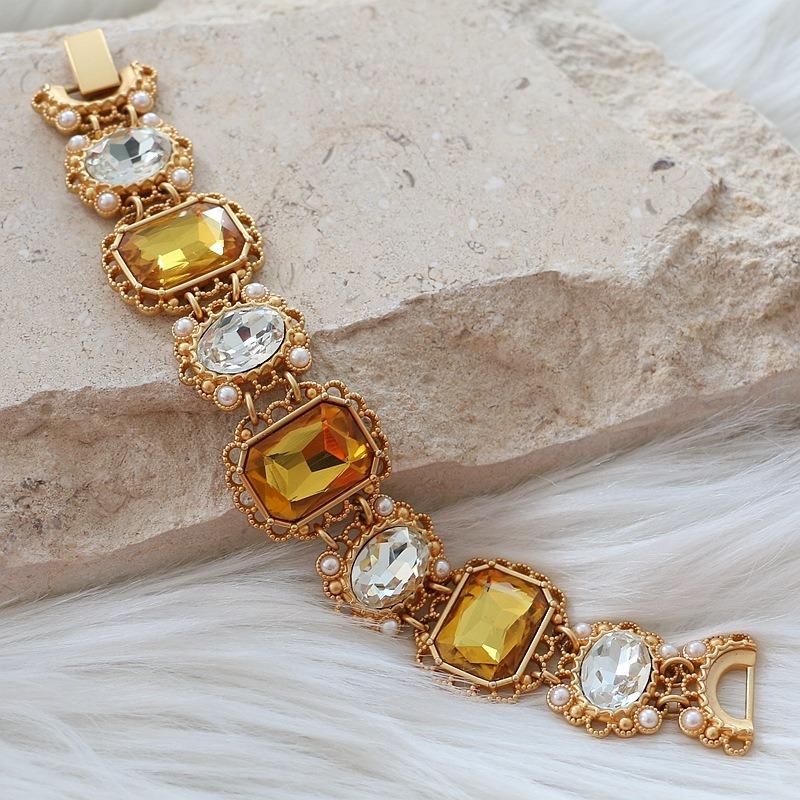 

In the 1990s, the return model was re-engraved citrine pearl necklace bracelet to approve the ancient style