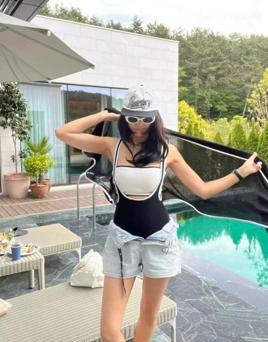 

Triangular split swimsuit for to cover their bellies and look thin, beach vacation hot spring swimsuit [one piece is sent on behalf of others] M