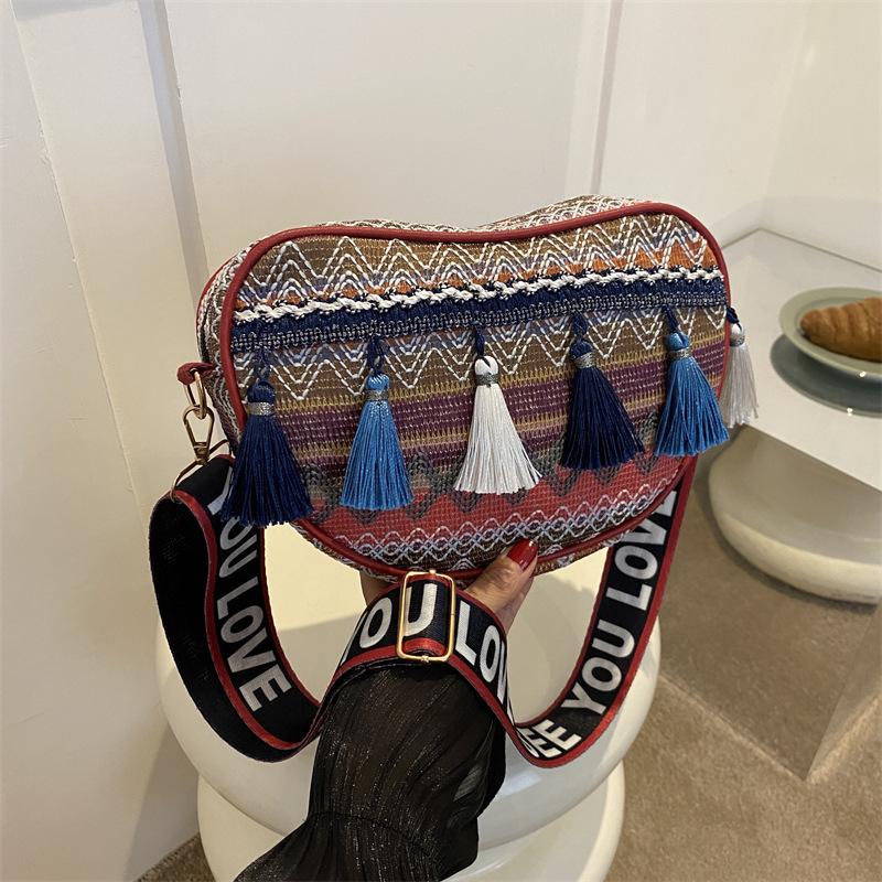 

Женская сумка в форме сердца, двухсторонняя сумка через плечо с бахромой, широкий ремень, женская сумка на одно плечо розы красного