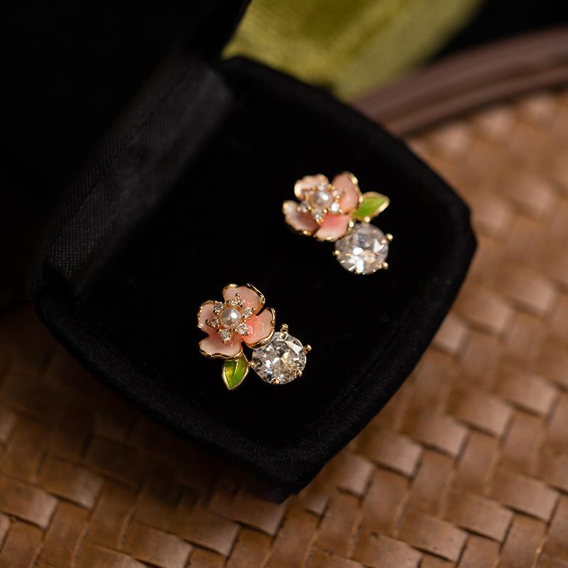 

Серьги-пусеты с цветком из капли масла и жемчугом, серьги с французской элегантностью и темпераментом, серьги в стиле легкой роскоши и с высоким чувством моды, женские