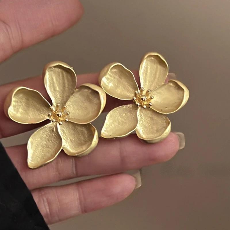 

Modern Zircon Sweet Korean Temperament Metal Flower Earrings For Women Party Gifts Delicate Design Ear Accessories