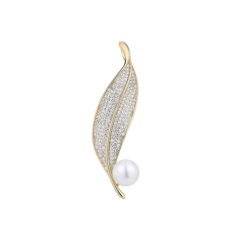 The Golden Leaf Zhenhui Brooch Is A Unique and Feminine Pearl Leaf Corsage with A Distinctive Design
