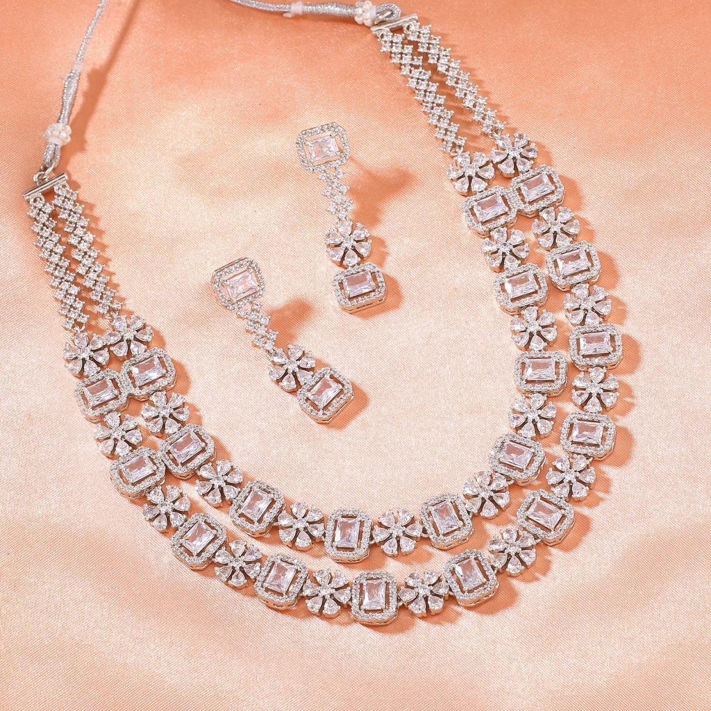 Atemberaubendes Designer-Halsketten-Set mit zweireihigem Design von Estele mit rhodinierten Zirkonia und weißen Kristallen für Damen