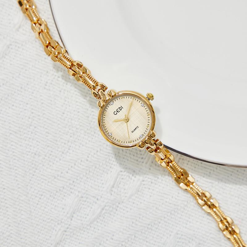 Niche Medieval Women'S Watch Exquisite, Small And High-End Bracelet Watch Women'S Waterproof Alloy Quartz Watch