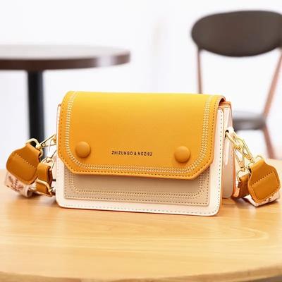 Štvorcová taška s klopou a detailom stehov  Farebná módna crossbody peňaženka  Ležérna taška so širokým popruhom