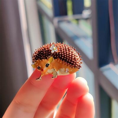 Cartoon Öltropfen bemalt Emaille Kleine Daisy Igel Corsage, Hochwertige personalisierte Tiernadel, Kleidungsbrosche