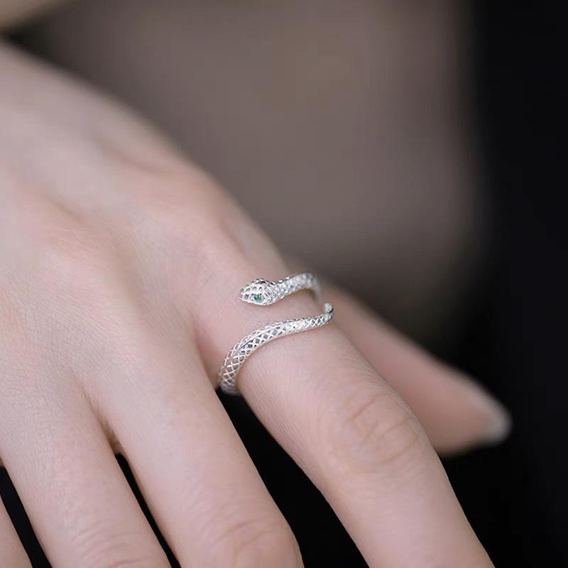 Brățară Șarpe Argintiu - Brățară Bangle Șarpe Spirit cu Ochi Roșii de Lux pentru Femei, Design Versatil și Exagerat cu Lanț