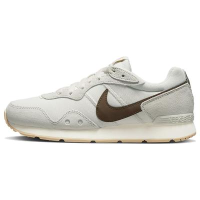 Serie Venture Runner Zapatillas de Running de Caña Baja para Mujer, Modernas, Cómodas, de Tela, Absorción de Impactos, Duraderas, Ligeras, Zapatilla Deportiva Blanca Marrón CK2948-007