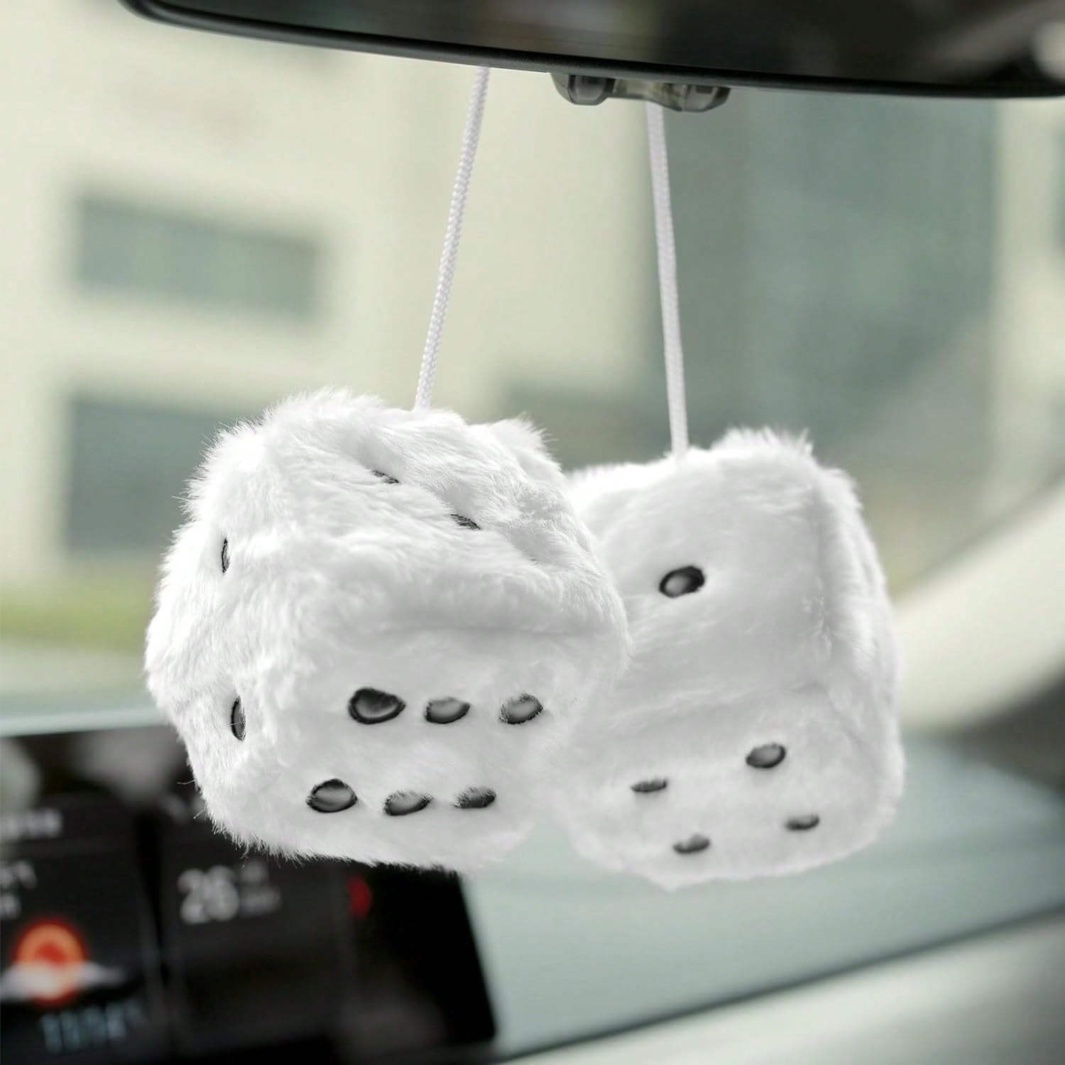 

Couple Fuzzy Dice With Leather Dots Retro Car Mirror Hanging Accessories For Car Decoration one-size білий