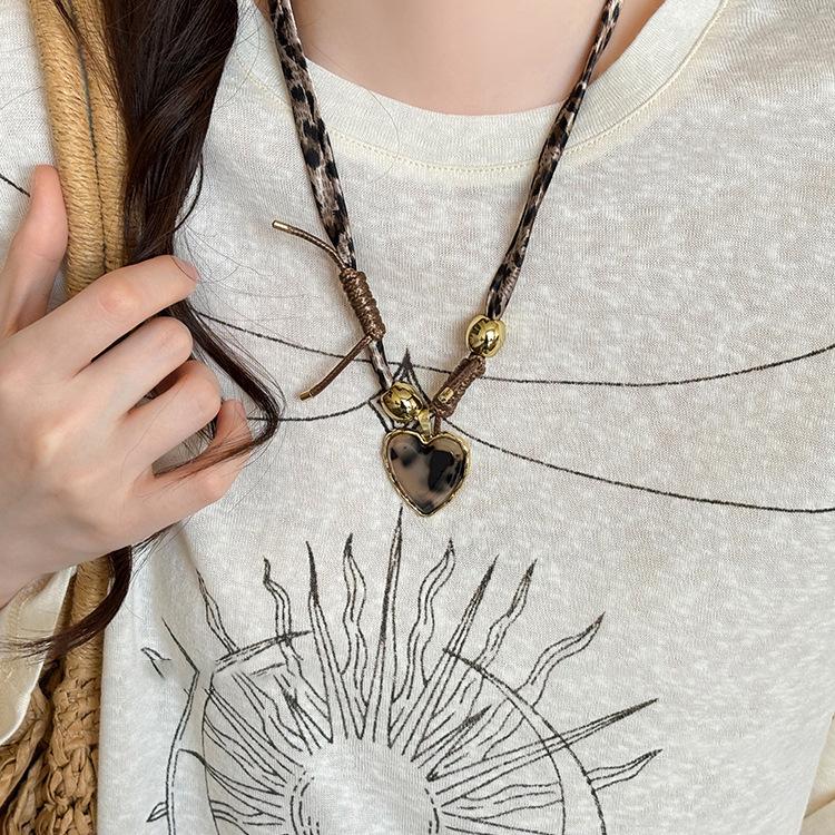 Elegant Leather Cord Heart Necklace with Wood Beads – Luxurious and Versatile for Autumn and Winter