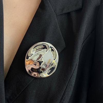 Minimalistische unregelmäßige geometrische Metall uneben polierte ovale Brosche für Frauen Mädchen Party Schmuck Geschenke