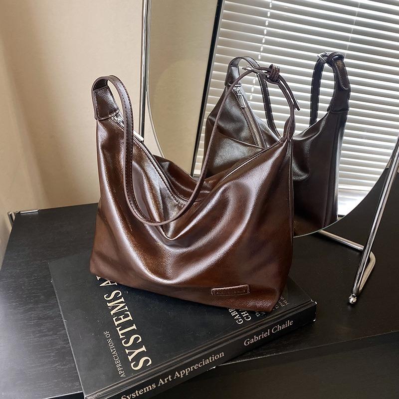 Large Capacity Bag Women's Fashion Versatile New Retro Simple Shoulder Messenger Bag Commuter Dumpling Bag
