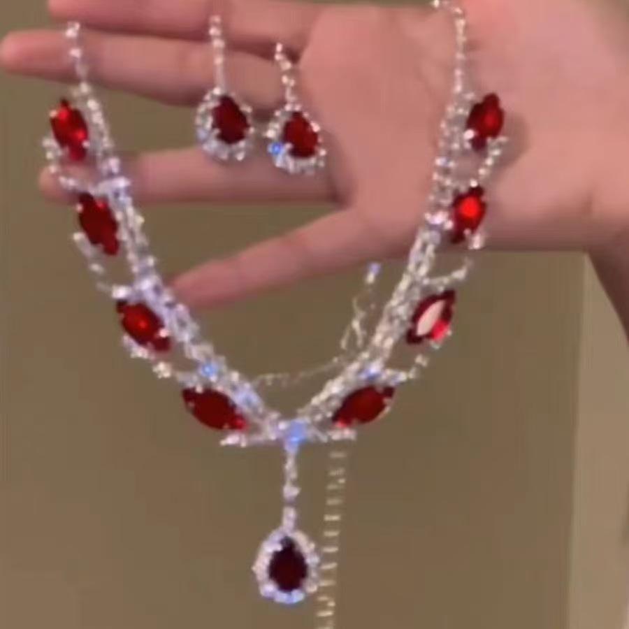 Sada čtvercových náušnic s kamínky a náhrdelníku: Elegantní, Luxusní a Všestranný Choker Šperk