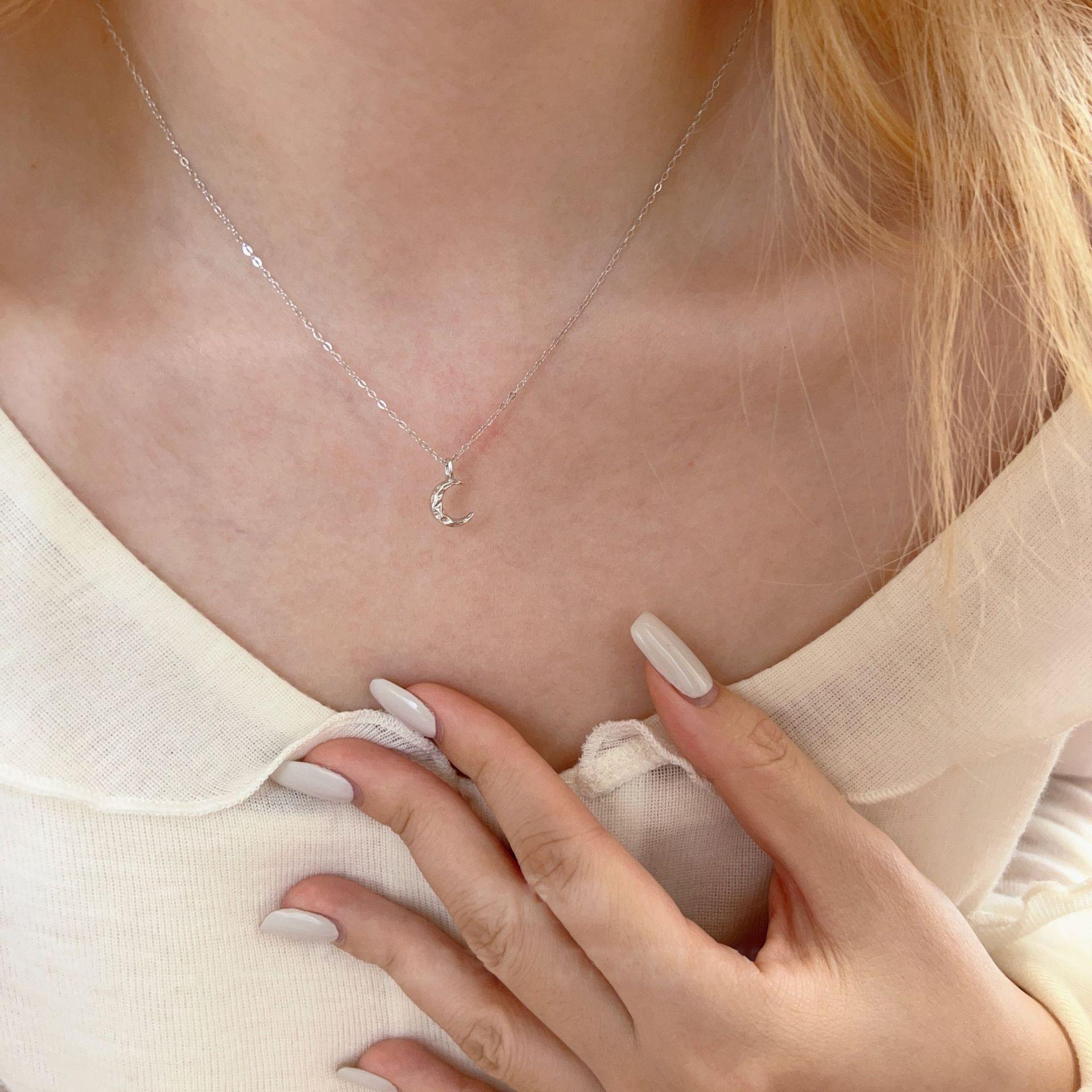 Minimalist Pleated Moon Collarbone Necklace For Women Daily Commute Versatile Exquisite High End Fashionable Small Pendant