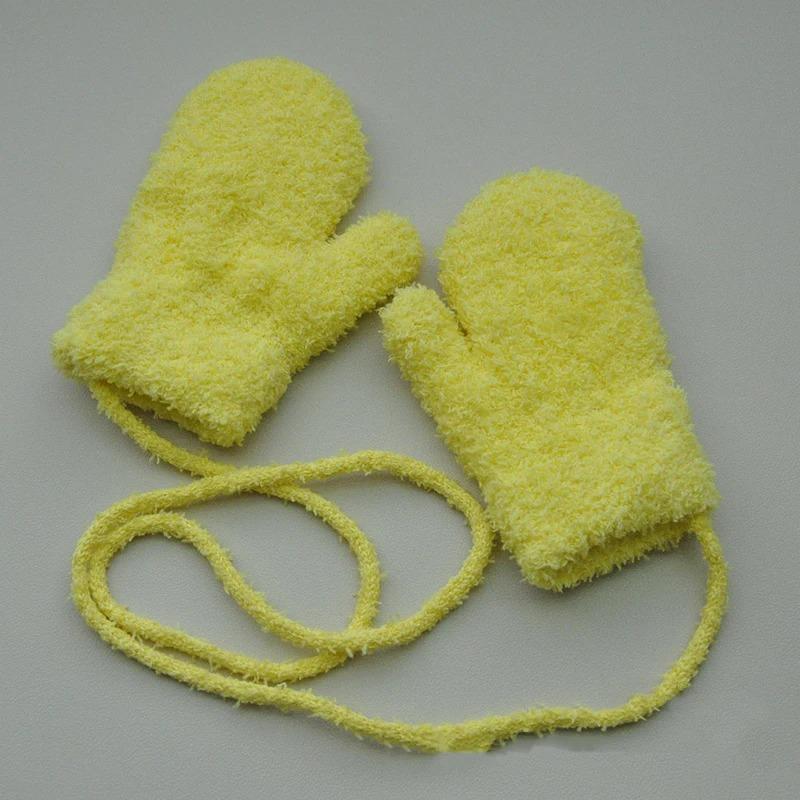 

1-3 года детские зимние утолщенные плюшевые перчатки с веревкой для мальчиков и девочек, новые однотонные бархатные варежки для езды на велосипеде и катания на лыжах Length:13cm Wdith:7cm жёлтый