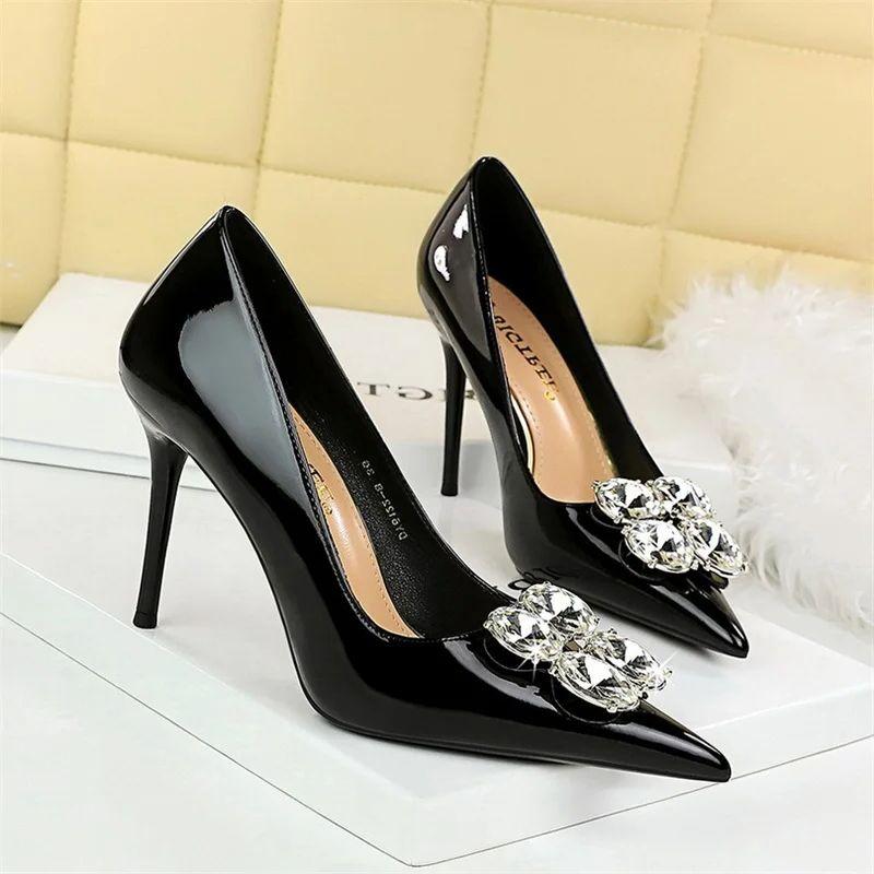 2025 New Luxury Pointed Toe Thin High Heels Big Rhinestone Buckle Design Women Patent Leather Stilettos Party Single Shoes
