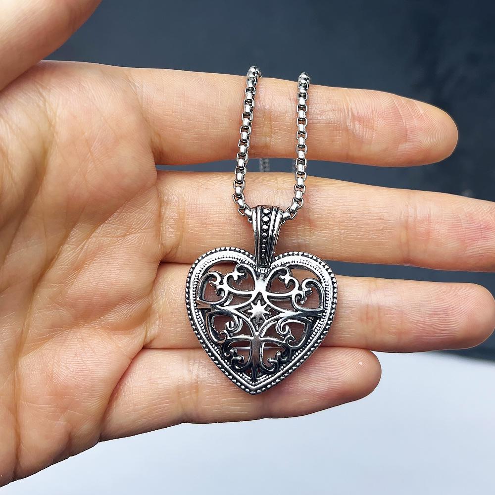 Eternal Vine Heart Necklace: Retro Peach Pendant for Trendsetters Pendant with 50cm Stainless Steel Chain