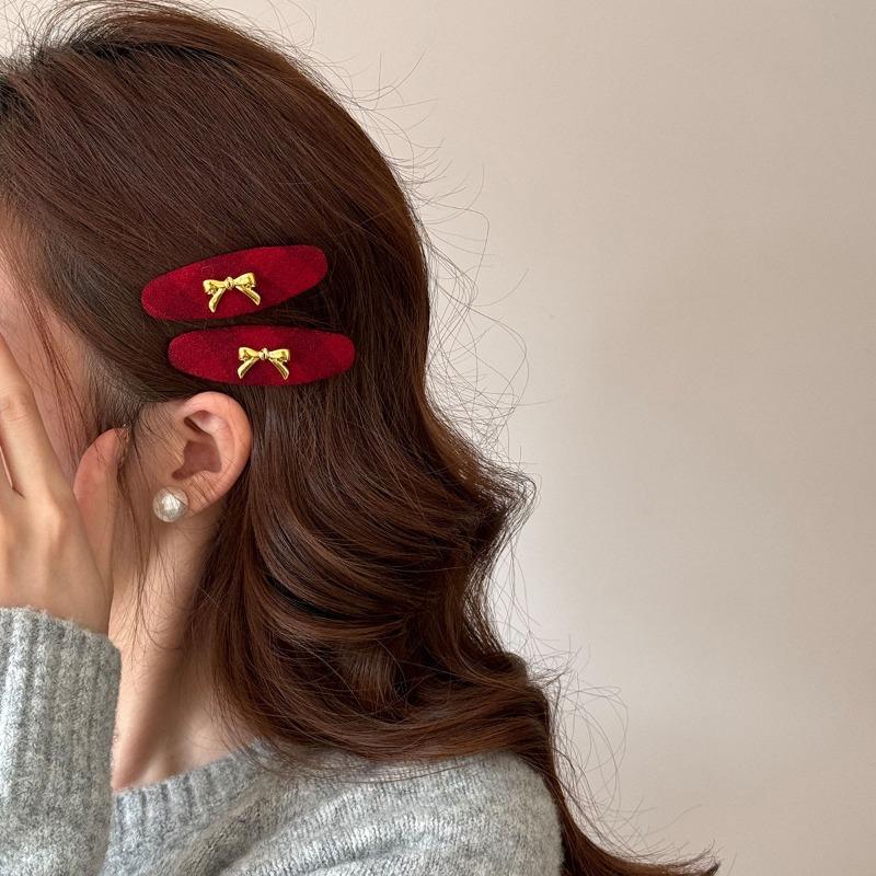Red Velvet Bow-shaped Golden-label Hairpin As A New Year Hair Accessory for The Side of A Young Girl's Hair