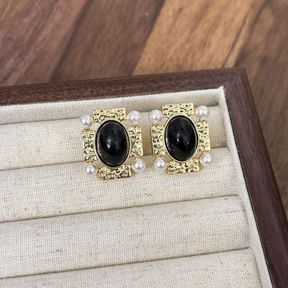 Silver Needle Clover Stud Earrings: Retro Hong Kong Style, Elegant and Fashionable Women's Luxury Jewelry.