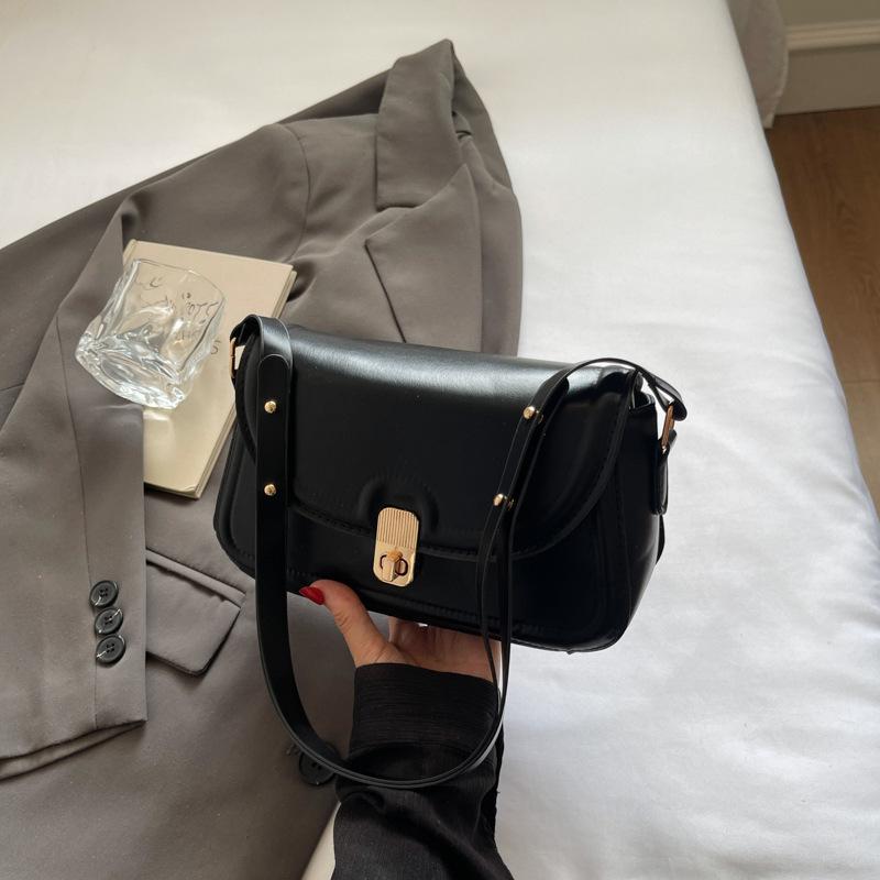 

Solid color commuter versatile casual oily leather Korean version small square bag women s summer new personalized fashion senior messenger bag