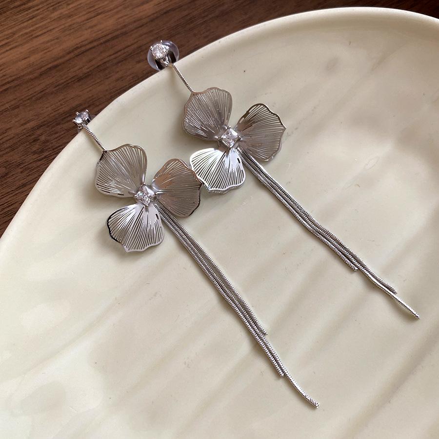 

Zircon hollow flower fringed fashion ear clips European and American cold wind temperament earrings light luxury high-end earrings