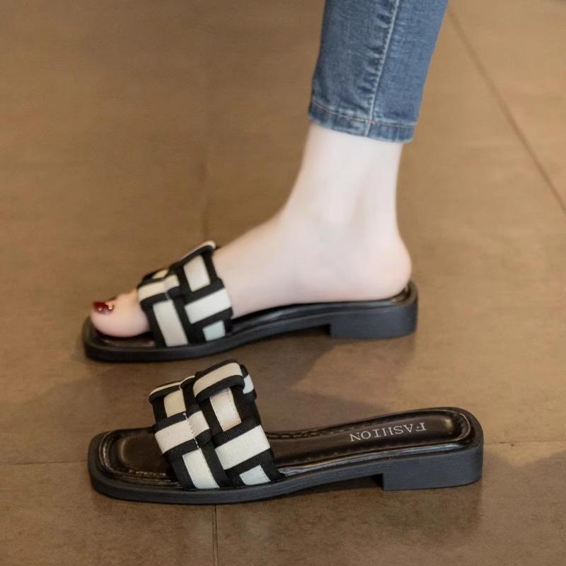 Temperament small fragrant wind flat bottom cool slippers women wear thick bottom outside in summer go out to the beach with skirt one-word slippers