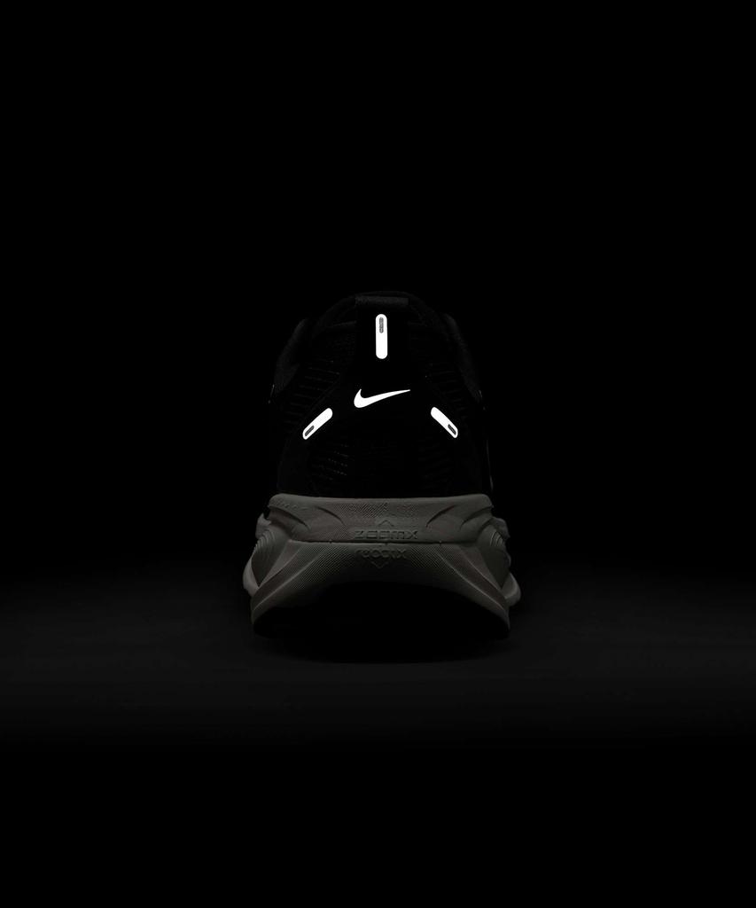 Nike Vomero 18 W - Black:Coconut Milk:Light Iron Ore:Summit White / Hm6804-005