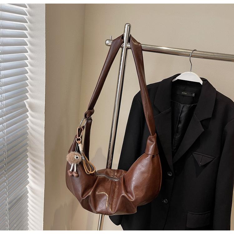 

Large capacity women s bag 2025 new popular high-end shoulder bag super fire commuter croissant bag темно-коричневого