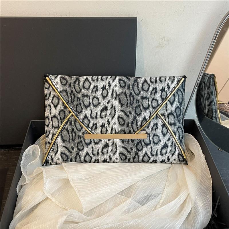 Женский кошелек с леопардовым принтом стильный держатель для карт из полиэстера с несколькими отделениями легкий дизайн для повседневных предметов первой необходимости клатч 1214₽