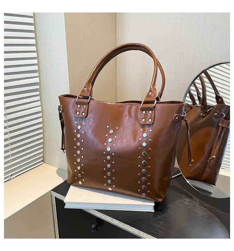 2025 Summer Popular Rivet Shoulder Bag Fashionable Large Capacity Tote Bag Casual Versatile Underarm Bag