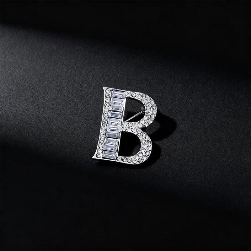 Spilla Alfabeto con Strass di Cristallo Elegante - Spilla da Bavero Unisex