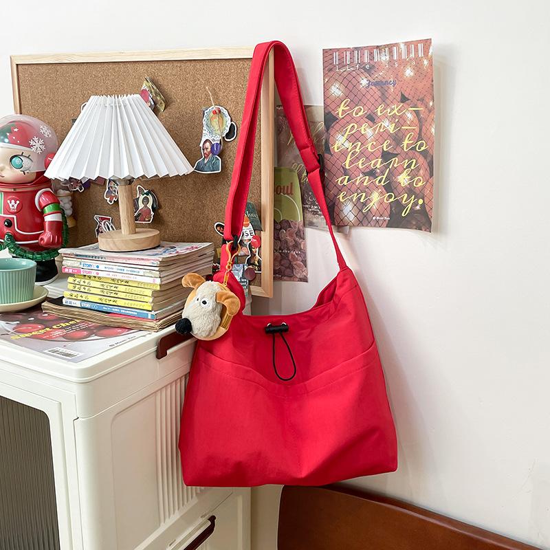 

2025 новая нишевая дизайнерская сумка через плечо большой вместимости, весенняя, персонализированная, для отдыха, зарубежный тренд, сумка-мессенджер, сумка-тоут Without pendant красный