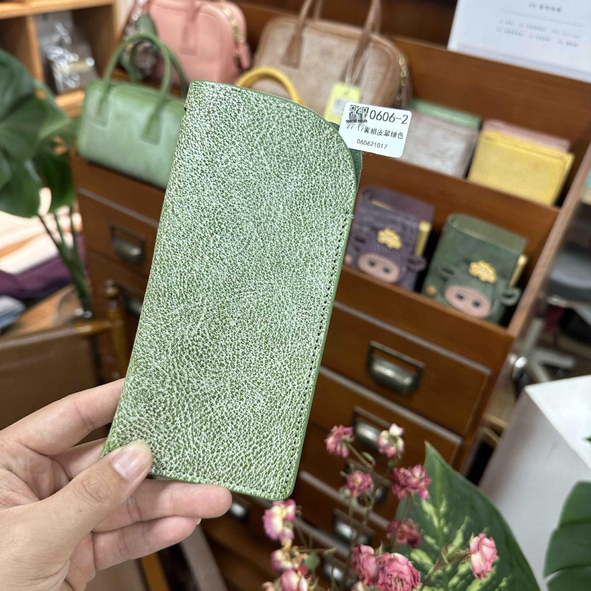 Mist Wax Leather Glasses Bag: Top Layer Cowhide, Oiled Edge, Hanging Neck Storage, Handmade Creative Glasses Case.