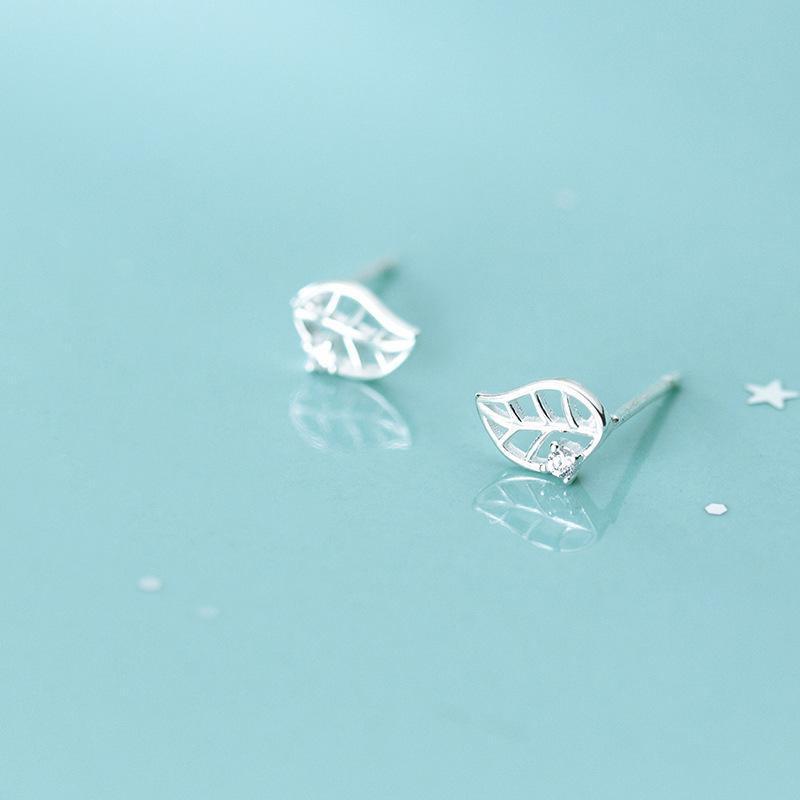 No Need To Pick Leaves To Sleep. Female Stud Earrings Are Fresh and Cute. Mini Leaf Earrings Have A Simple Temperament and Student Earrings.