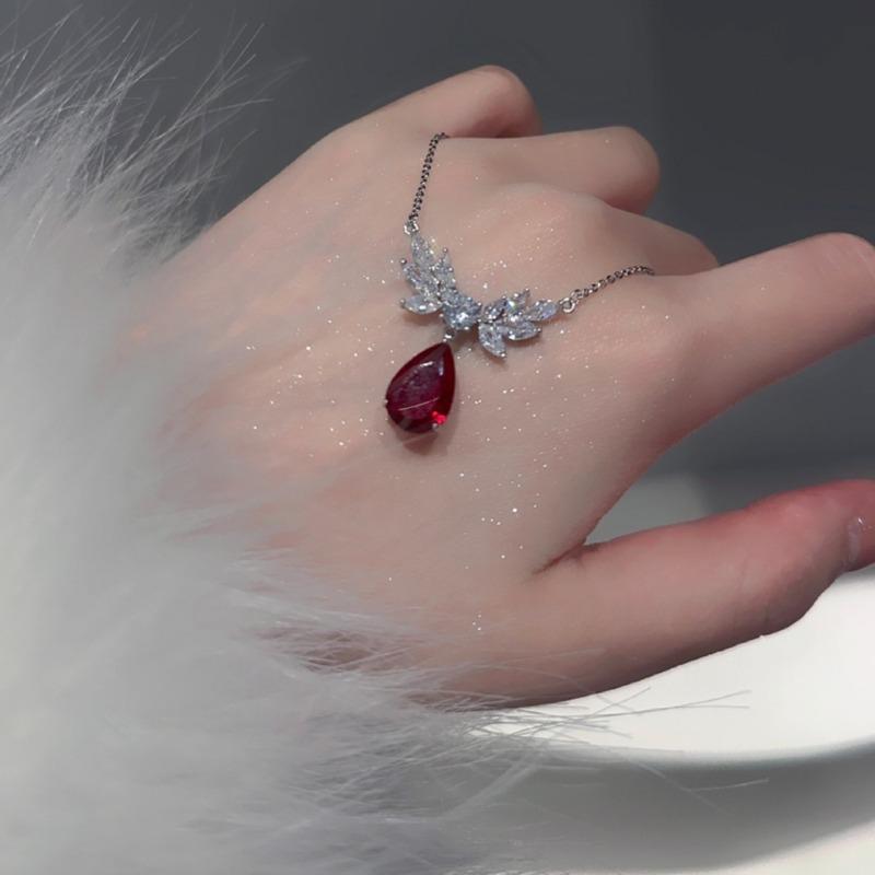 Zircon water drop pendant necklace French niche simple and fashionable versatile collarbone chain light luxury high-end neck chain wholesale