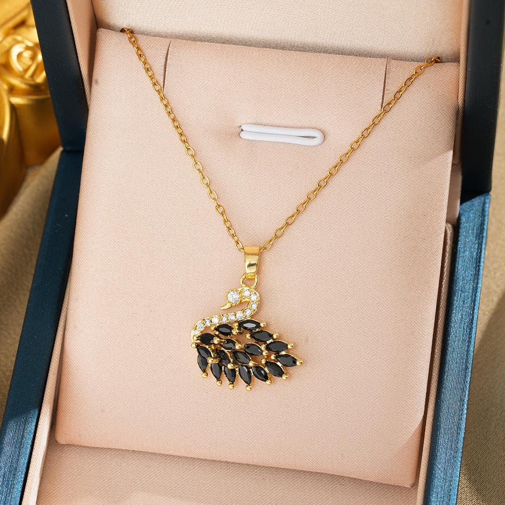 Collar de cadena para clavícula de acero de titanio con colgante de cisne incrustado de circonita para mujer, cadena niche y versátil de acero de titanio