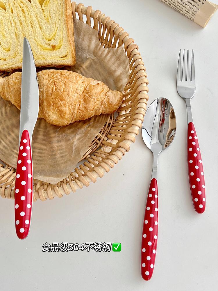 Roztomilá francouzská nerezová lžíce s horkými tečkami a keramickou rukojetí