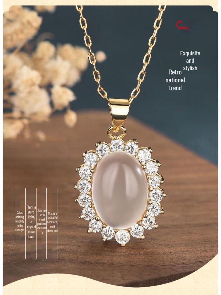 Elegantní náhrdelník ve stylu Lady Di s plným osazením diamanty a bílou nefritovou intarzií - Módní, všestranný a luxusní.