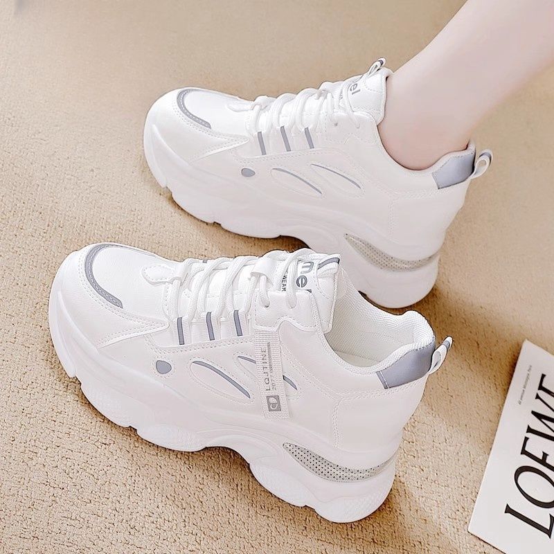 

Женские кроссовки на платформе с увеличением роста, лето 2025, новые популярные маленькие универсальные повседневные спортивные сетчатые белые кроссовки 40