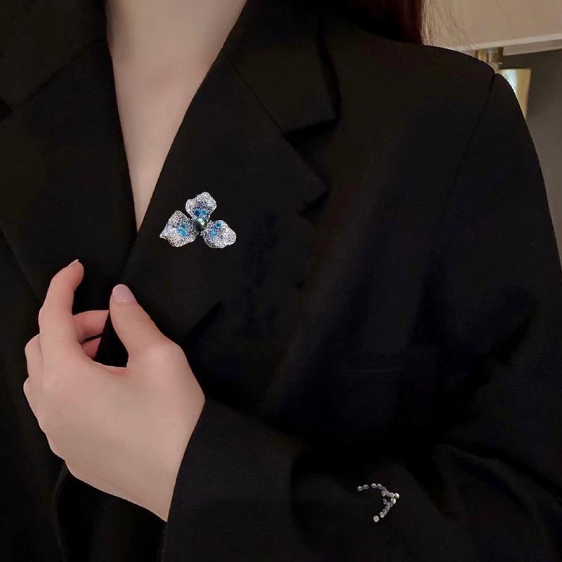 Gradient Blue Trefoil Brooch: Copper, Gold-Plated, Zircon & Pearl Corsage Pin