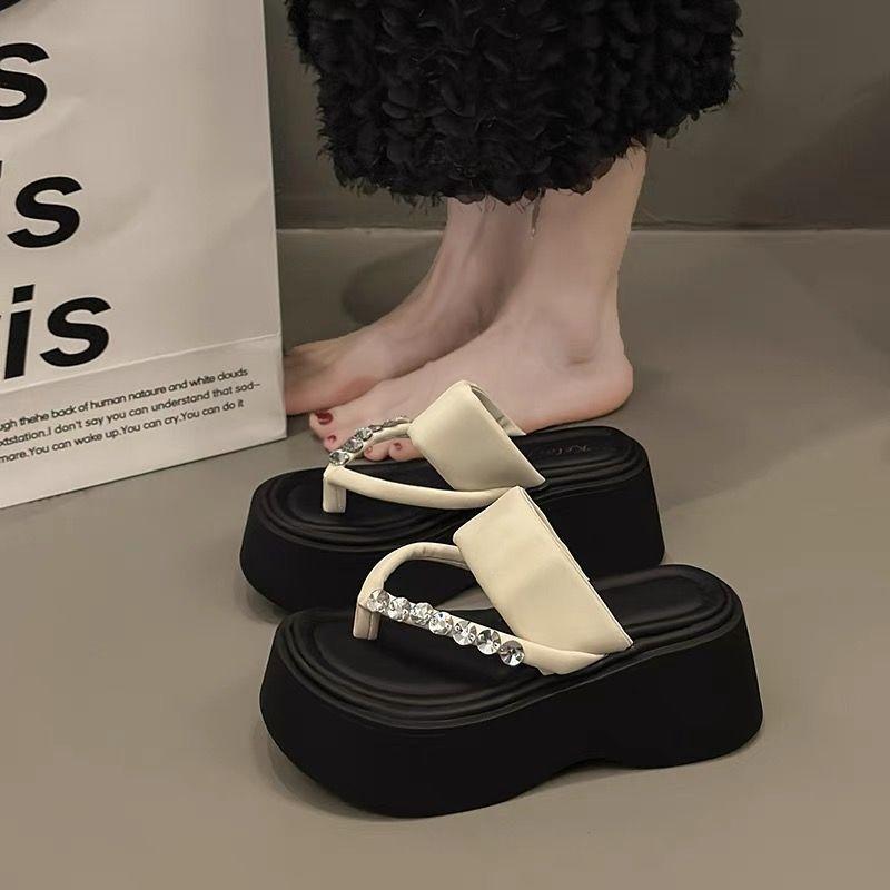 2025 new fashion thick-soled slippers women's summer wear high-end niche lightweight height-increasing casual cool slippers