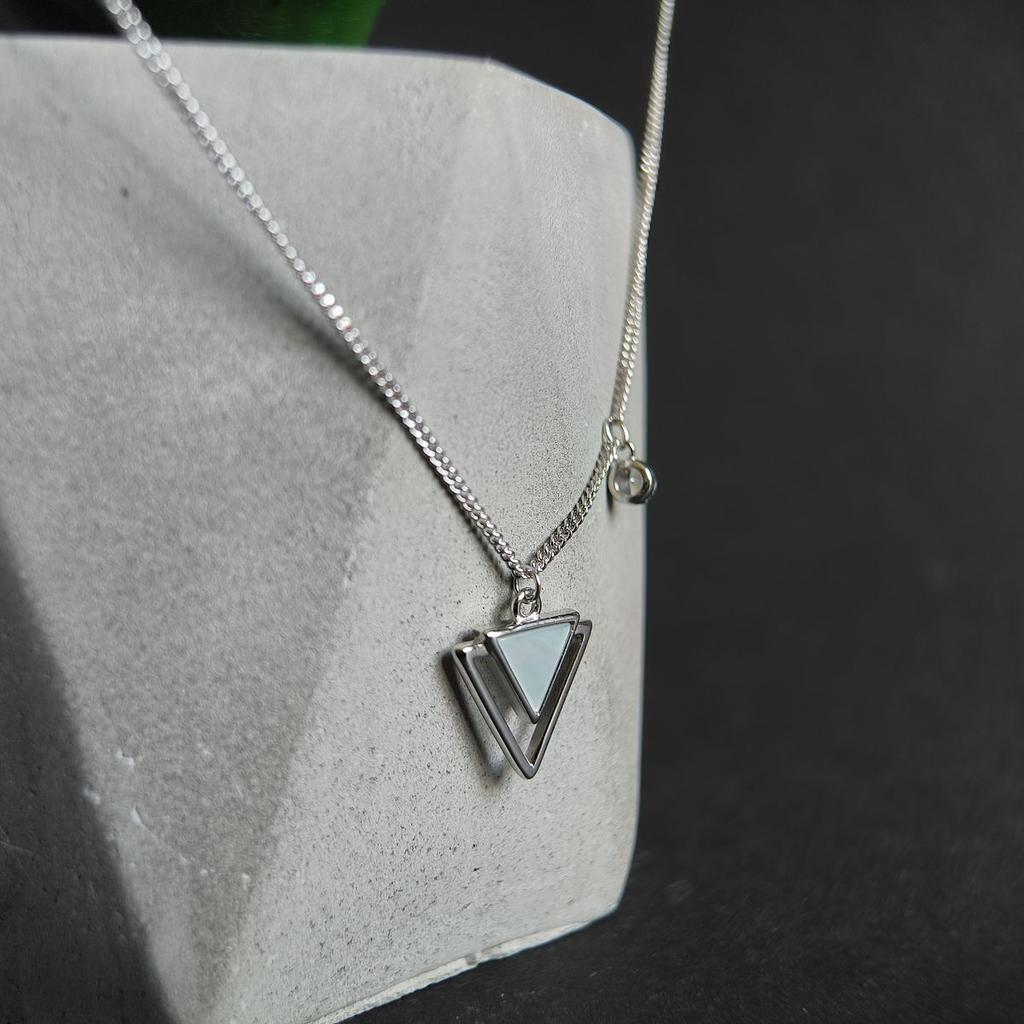 Серебряное колье с натуральным перламутром, вес изделия 3,33 гр (2186496)