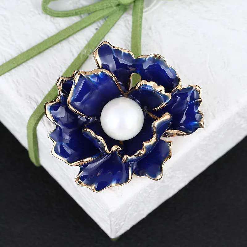 Elegant Women's Pearl & Rhinestone Cartoon Brooch Scarf Buckle with Diamond-Studded Alloy Corsage