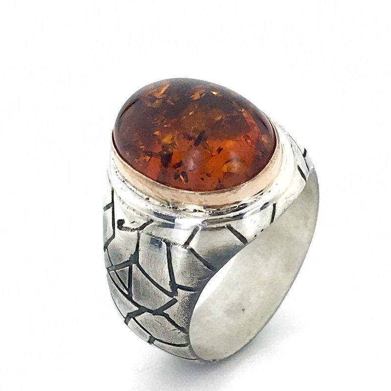 

Серебряное мужское кольцо ручной работы с янтарным камнем специальной серии