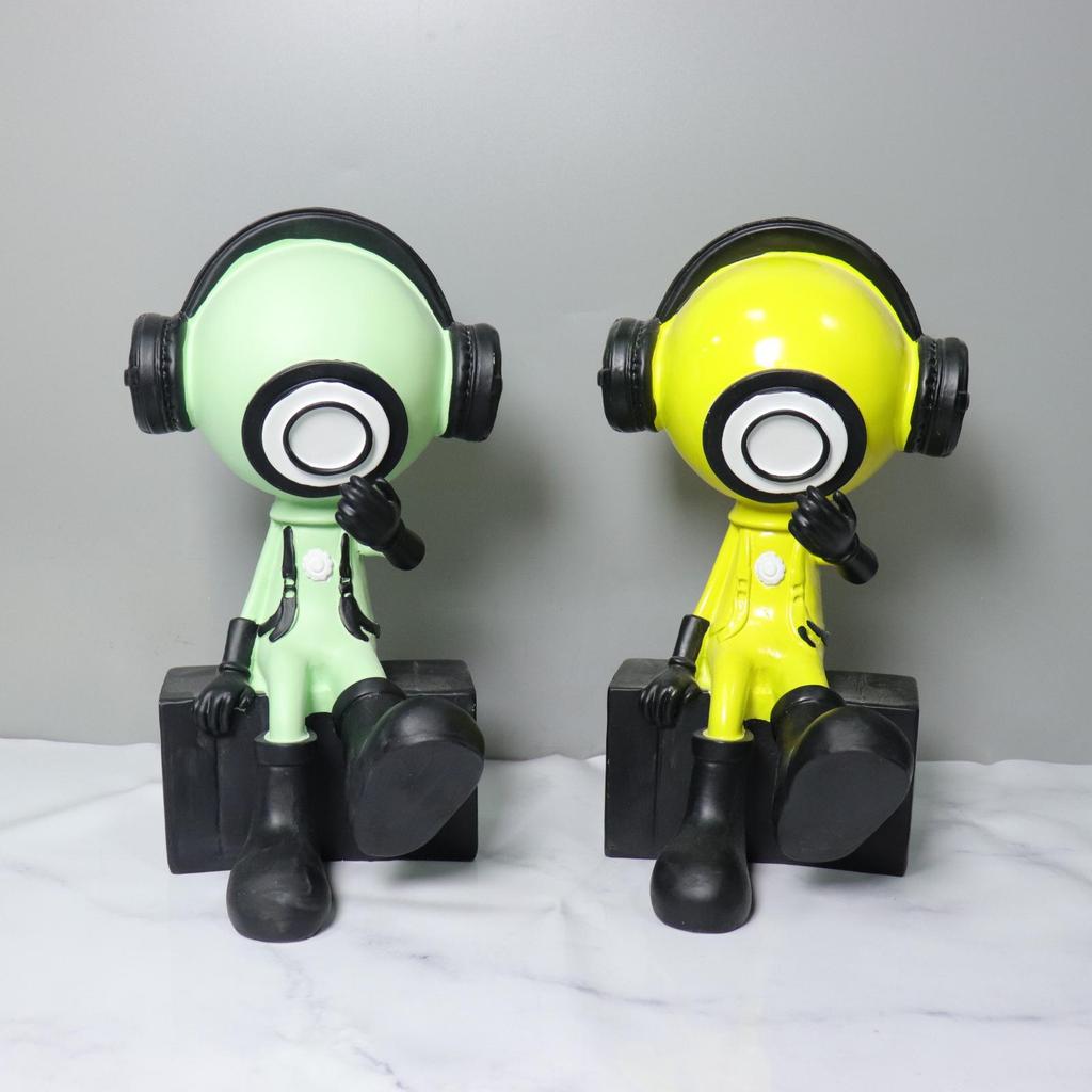 Modern Minimalist Astronaut Figurine for Children's Room - Trendy Collectible Bedroom and Living Room Decor